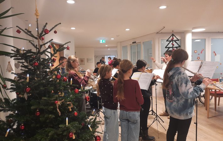 Sechstklässler bringen weihnachtliche Klänge ins Haus St. Leonhard
