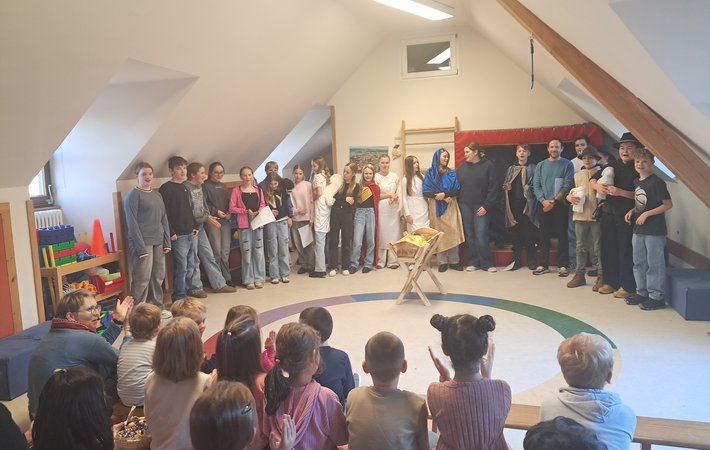 Isnyer Verbundschüler zaubern Weihnachtsstimmung in das Nikolaikinderhaus 