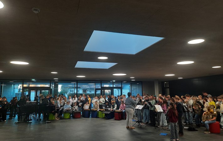 Weihnachtlicher Glanz im Foyer