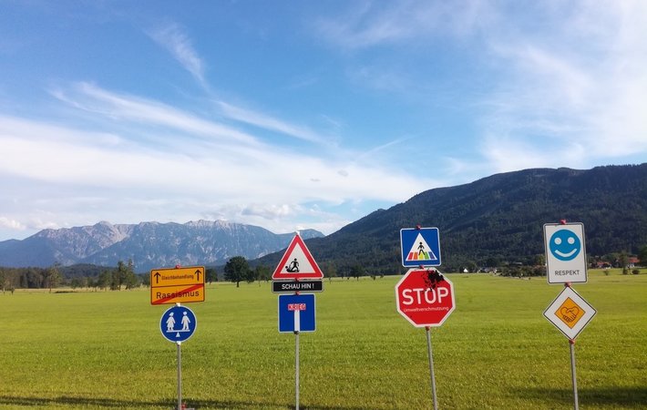 Verkehrsschilder der Gerechtigkeit