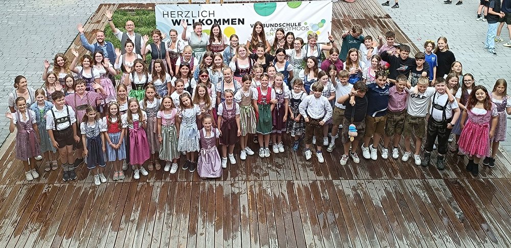 Gruppe "Dirndl und Lederhose"
